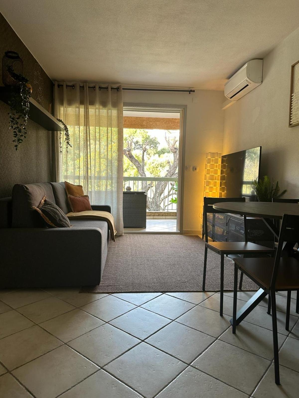 Appartement Residence Santa Barbara Avec Piscine Et A 750M De La Plage كافالير سور مير المظهر الخارجي الصورة