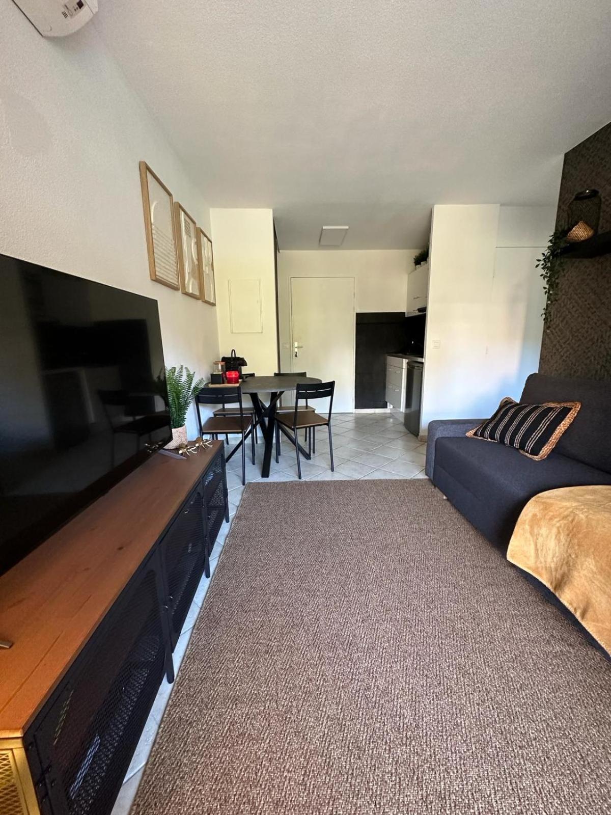 Appartement Residence Santa Barbara Avec Piscine Et A 750M De La Plage كافالير سور مير المظهر الخارجي الصورة