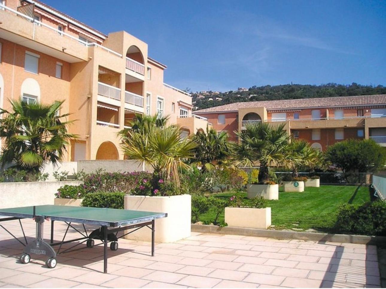 Appartement Residence Santa Barbara Avec Piscine Et A 750M De La Plage كافالير سور مير المظهر الخارجي الصورة