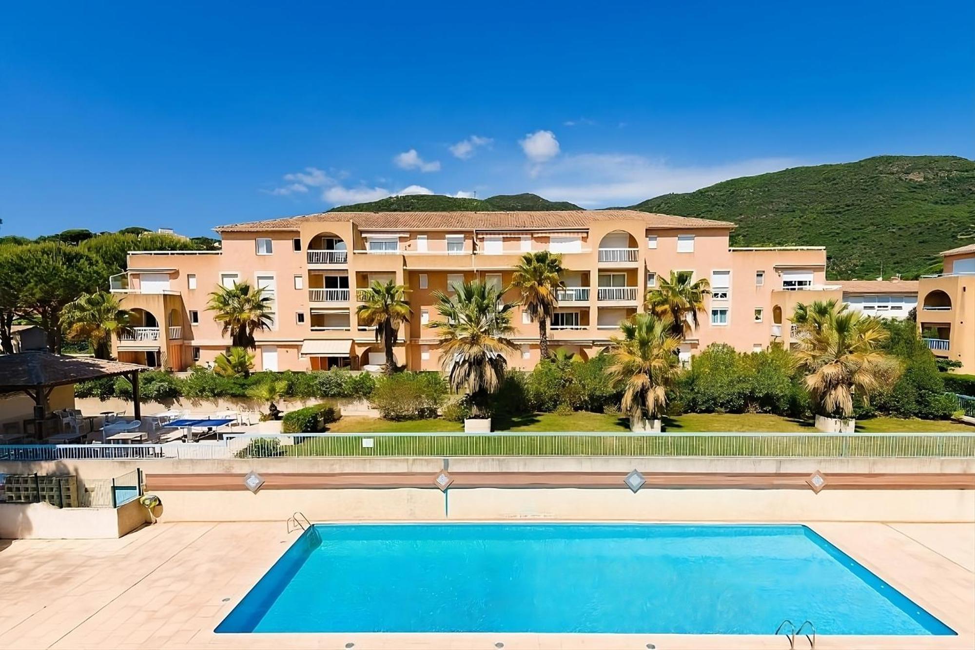 Appartement Residence Santa Barbara Avec Piscine Et A 750M De La Plage كافالير سور مير المظهر الخارجي الصورة