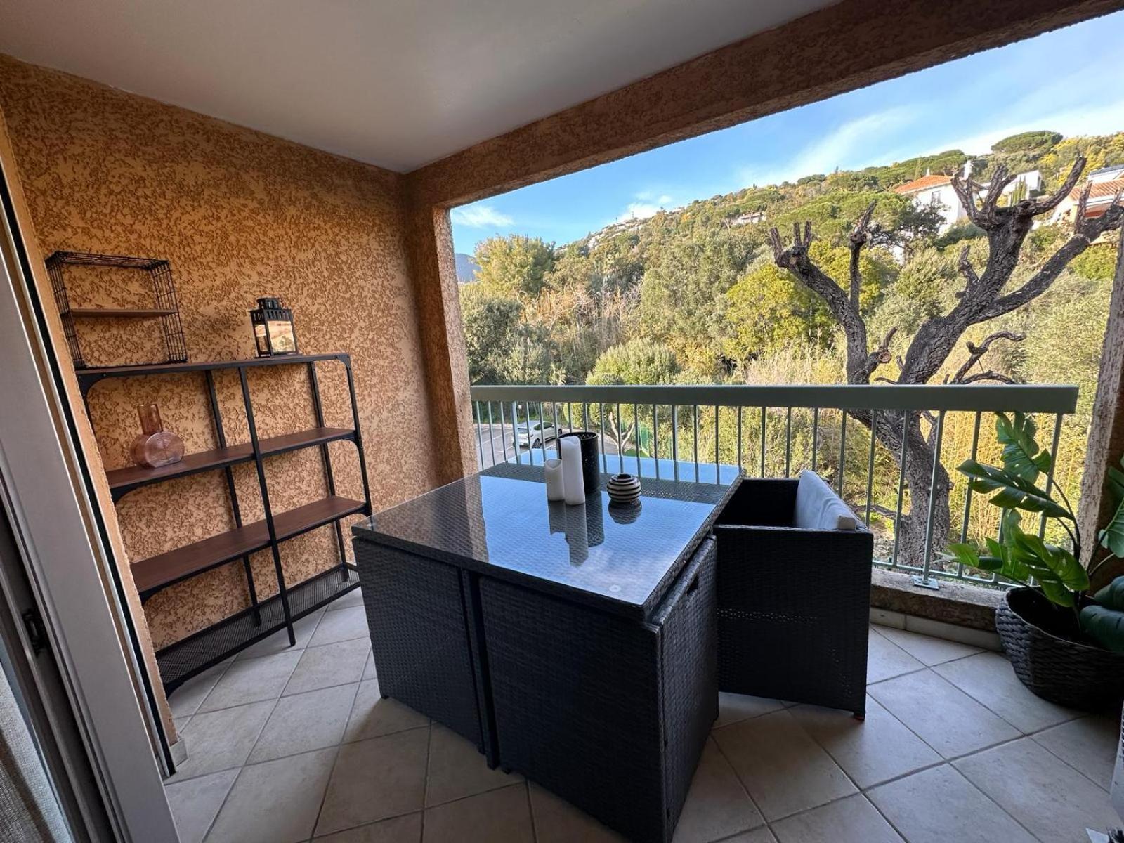 Appartement Residence Santa Barbara Avec Piscine Et A 750M De La Plage كافالير سور مير المظهر الخارجي الصورة